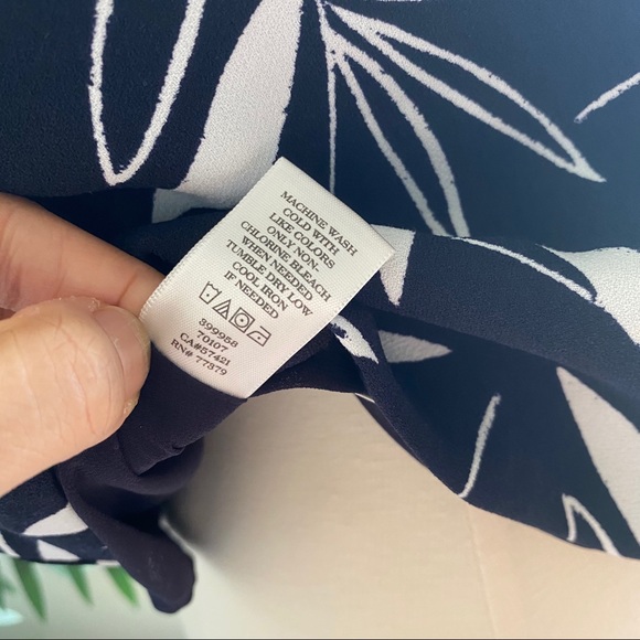 Ann Taylor leaf printed top - Picture 6 of 6